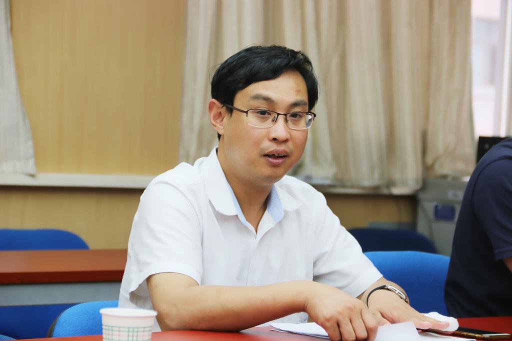 副经理杨庆浩介绍本期夏令营的主要安排